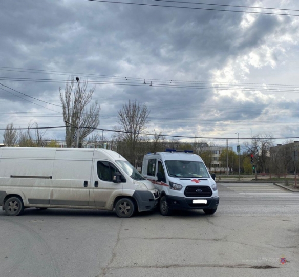 В Волгограде машина скорой помощи столкнулась с «Пежо Боксер»: пострадала 22-летняя девушка